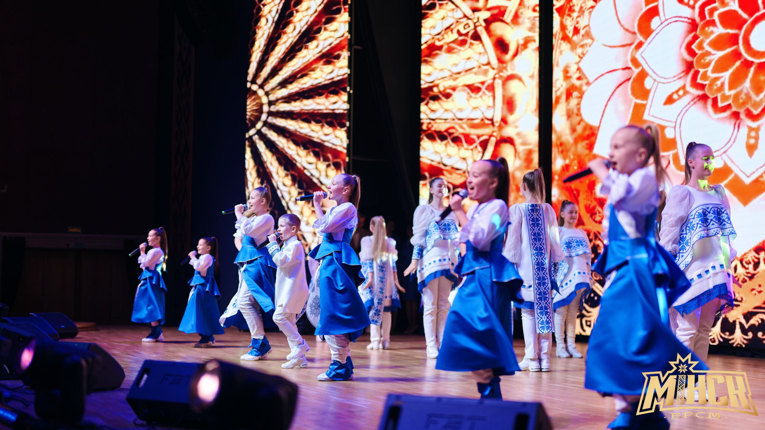 Дети выступают